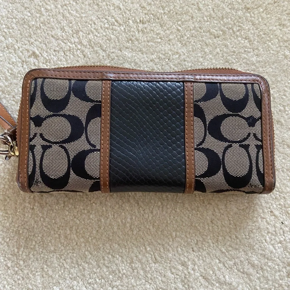 - COACH SIGNATURE STRIPE WITH SNAKE ACCORDION ZIP WALLET, Used